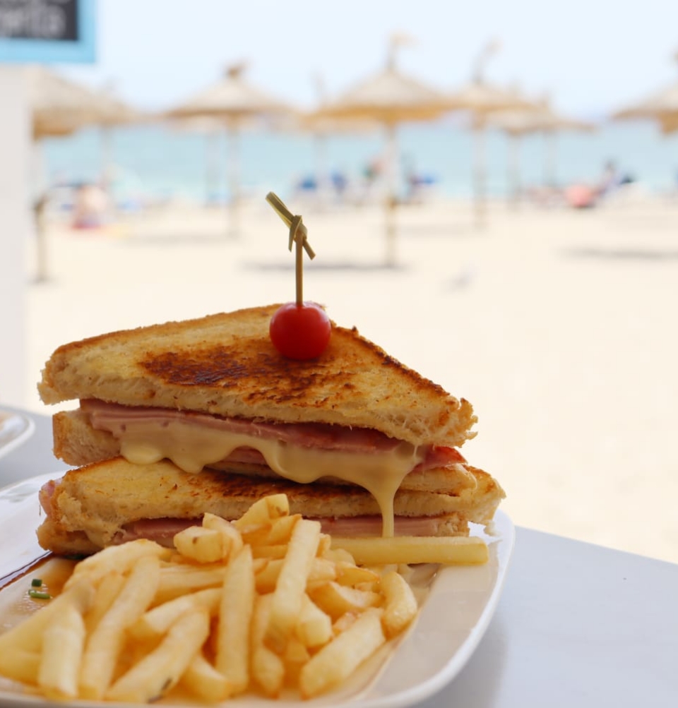 Beach Bar Embat – Bebidas y tapas frente al mar en Puerto de Pollença