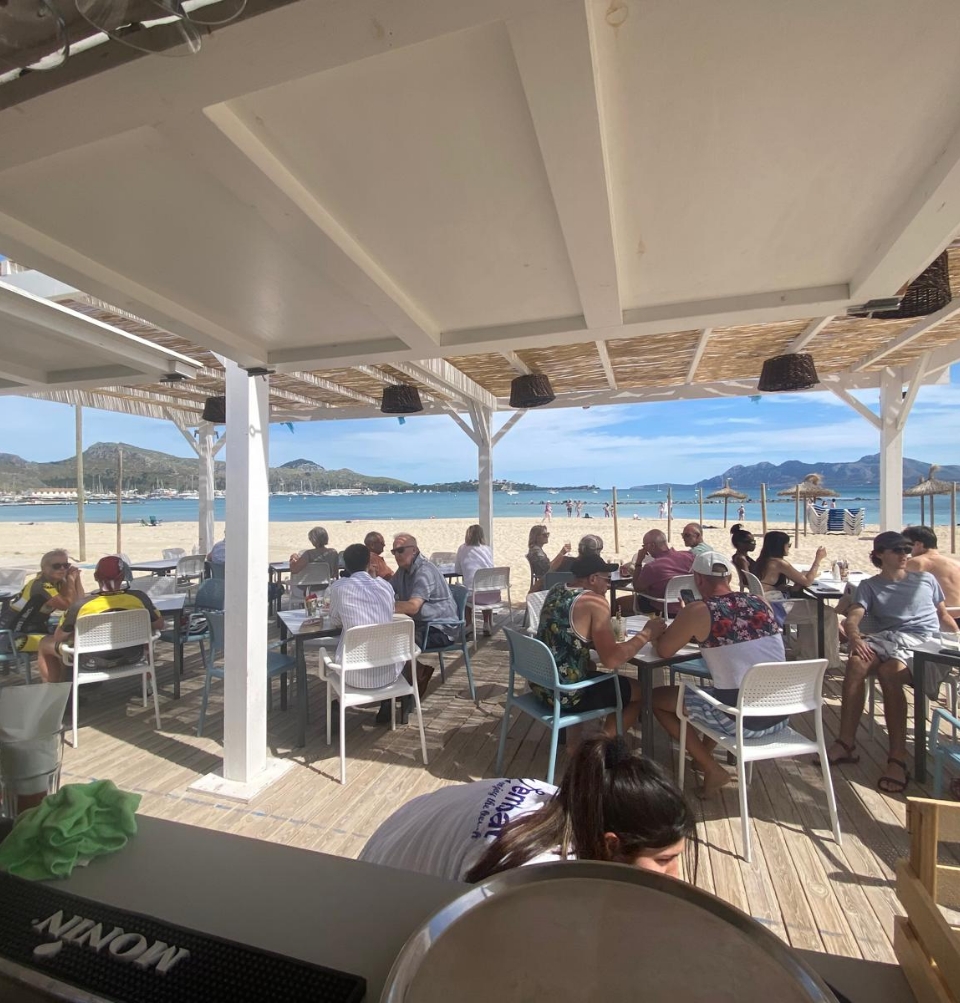 Beach Bar Embat – Bebidas y tapas frente al mar en Puerto de Pollença